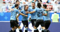 Suarez, Cavani sink Russia to top Group A