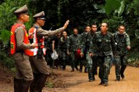 Operation to rescue trapped Thai boys begins