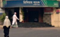 Armed robber flees with Tk 2.3 million from Premier Bank in Dhaka’s Badda